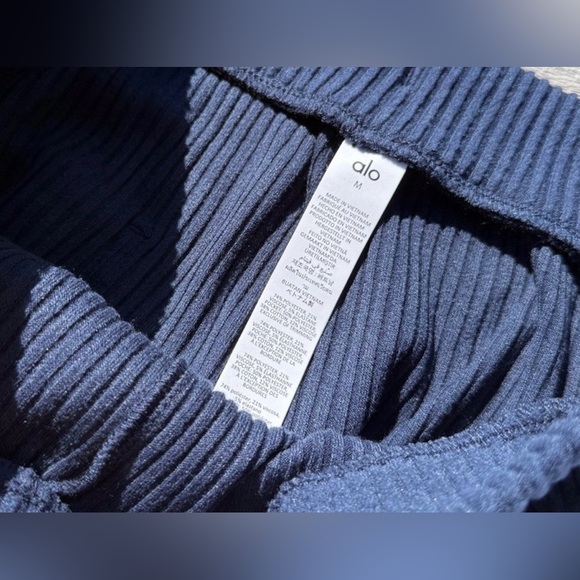 ALO YOGA Muse Wide Leg Pants in Navy Size Medium  NWT - Picture 4 of 7